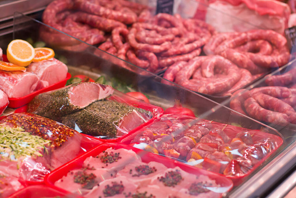 Vitrine met verse vleeswaren in supermarkt. Concept van gezond voedsel, bio, vegetarisch, dieet. - Foto, afbeelding