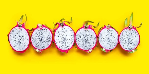Reife Drachenfrucht oder Pitahaya auf gelbem Hintergrund. - Foto, Bild