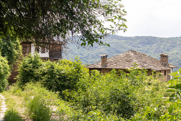 Χωριό Kovachevitsa με αυθεντικά σπίτια του δέκατου ένατου αιώνα, περιοχή Blagoevgrad, Βουλγαρία - Φωτογραφία, εικόνα