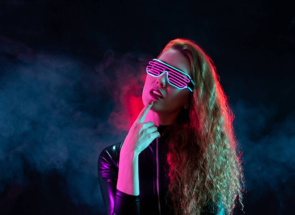 Futuristic woman wearing glasses with neon light. - Foto, afbeelding