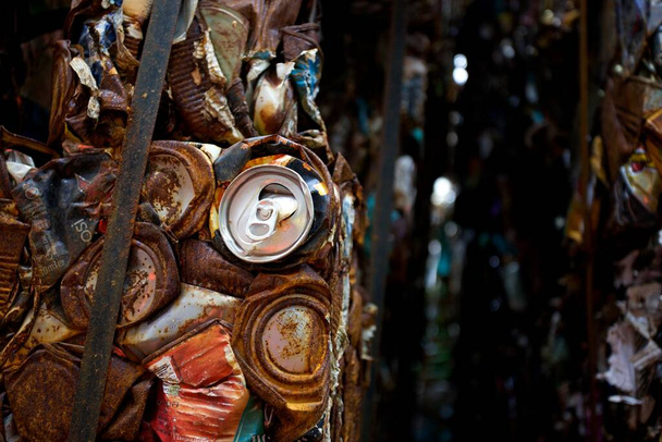 Latas halagadas en una planta de reciclaje en el Reino Unido
 - Foto, Imagen