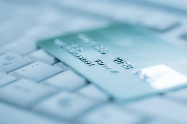 キーボードの銀行のクレジットカード。オンラインバンキングとインターネット購入の概念。ソフトフォーカス. - 写真・画像