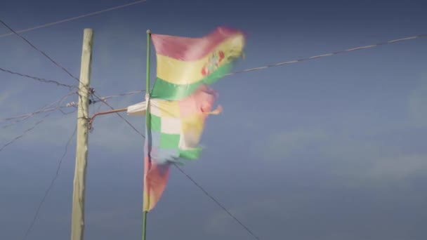 Bolivian and Andina Σημαίες στον άνεμο - Νότια της Βολιβίας - Πλάνα, βίντεο