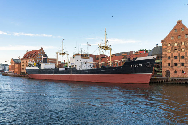 Gdansk, Polonia - 14 de junio de 2020: buque museo SS Soldek amarrado en la isla Granary en el centro de Gdansk
 - Foto, Imagen