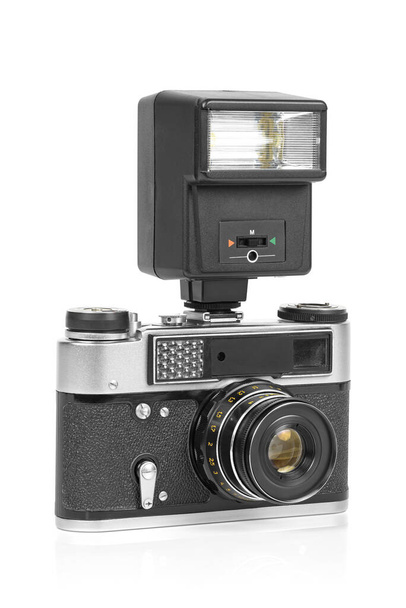 Винтажная аналоговая камера с ручной вспышкой света изолированы на белом фоне с вырезкой пути
 - Фото, изображение