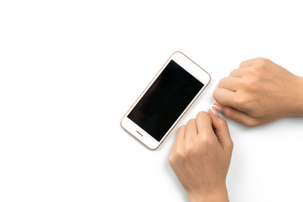 Handyhand. Handy mit Platz für Text. Frau mit Smartphone in der Hand und leerem Bildschirm auf weißem Hintergrund. Gameplay mobiles Konzept - Foto, Bild