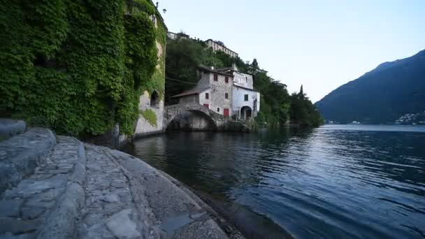Hermoso paisaje romántico tranquilo de Nesso en el lago Como en Lombardía norte de Italia al atardecer - Imágenes, Vídeo