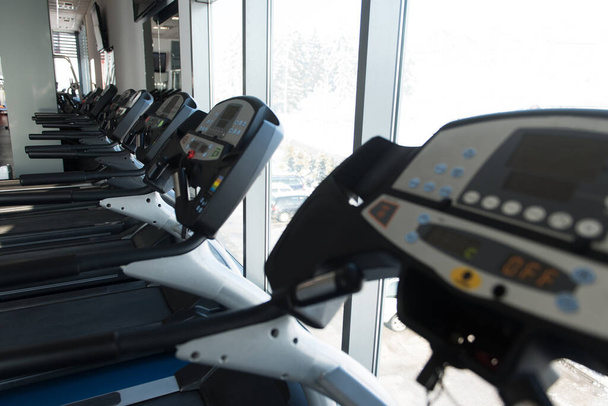 Moderne fitnessruimte fitnesscentrum met apparatuur en machines - Foto, afbeelding