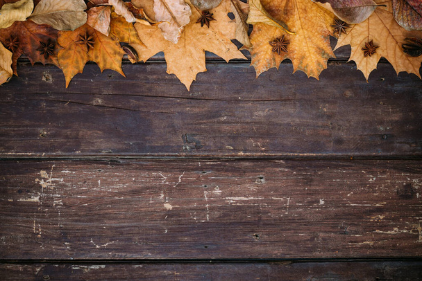 Thanksgiving Hintergrund. Herbstblätter auf Holzgrund mit Kopierraum. - Foto, Bild
