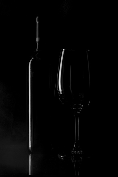 Wine bottle and wine glass - Foto, Bild