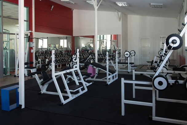 Centro moderno da aptidão da sala de ginástica com equipamentos e máquinas - Foto, Imagem