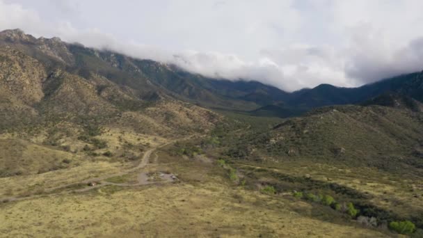 Cesta vedoucí do kaňonu Madera v horách Santa Rita v Arizoně, USA - Záběry, video