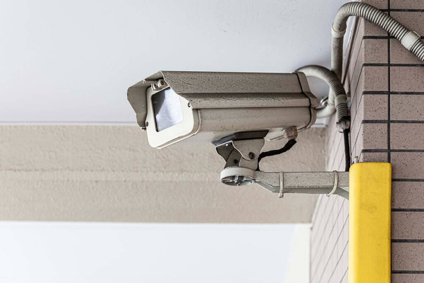 Système de sécurité par caméra vidéo sur le mur du bâtiment - Photo, image