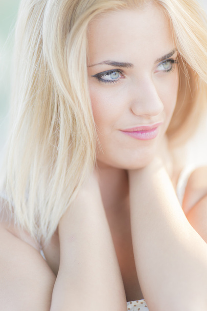 Portrait of the young blond woman - Foto, Bild