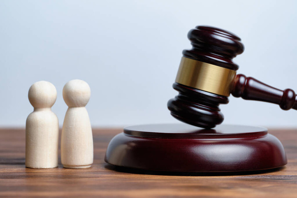 Δικαστής σφυρί δίπλα στον αφηρημένο άνδρα και μια γυναίκα ως έννοια της διαδικασίας διαζυγίου. - Φωτογραφία, εικόνα