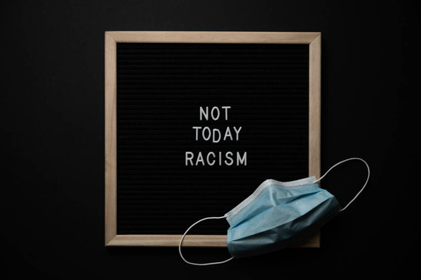Black Lives Matter Protesta Señal en un fondo negro con covid - Foto, Imagen