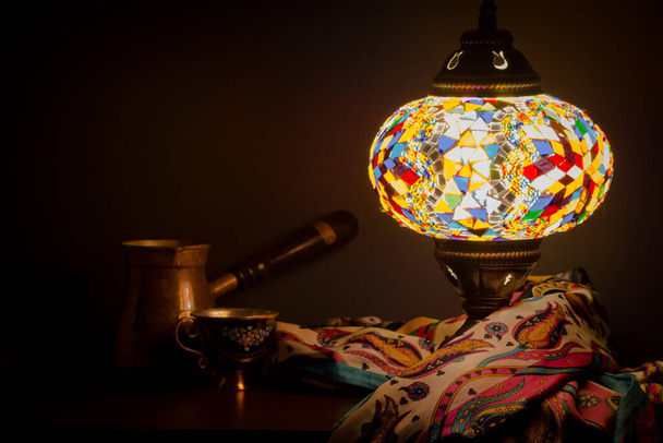 Café turco iluminado por lámpara turca y bufanda de seda
 - Foto, Imagen