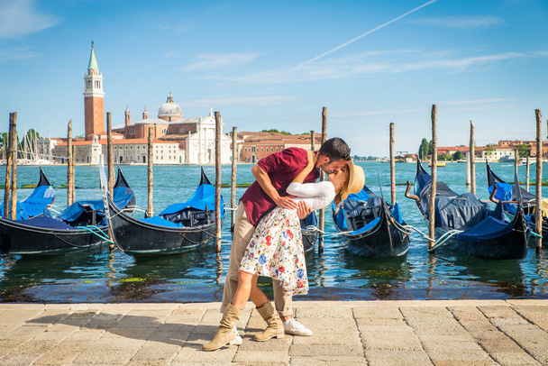 Beatiful young couple having fun while visiting Venice - Tourists travelling in Italy and sightseeing the most relevant landmarks of Venezia - Concepts about lifestyle, travel, tourism - Foto, afbeelding
