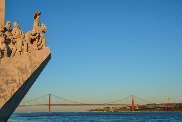 Monument to the Discoveries (Padrao dos Descobrimentos) and the 25th of April Bridge, in Lisbon, Portugal - Foto, afbeelding