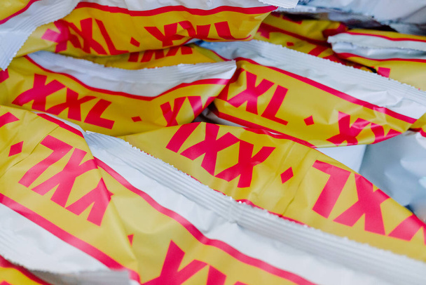 Detail van de verpakking van enkele grote voedselzakken, met de tekst XXL - Foto, afbeelding