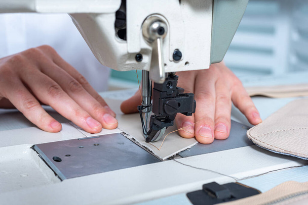 крупним планом жіночі руки шиють шов на швейній машинці
 - Фото, зображення