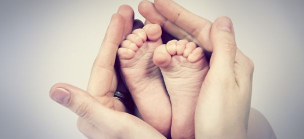 Маленькие ноги ребенок держит мать в руках
 - Фото, изображение