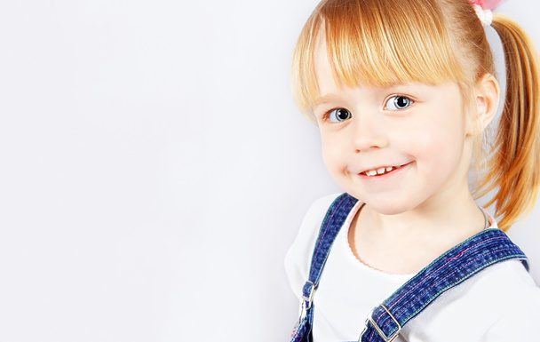 Kék szeme egy aranyos kislány portréja - Fotó, kép