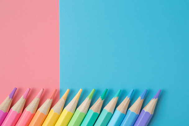 Bunte Muster aus pastellfarbenen Bleistiften auf blauem Hintergrund und Kopierraum - Foto, Bild