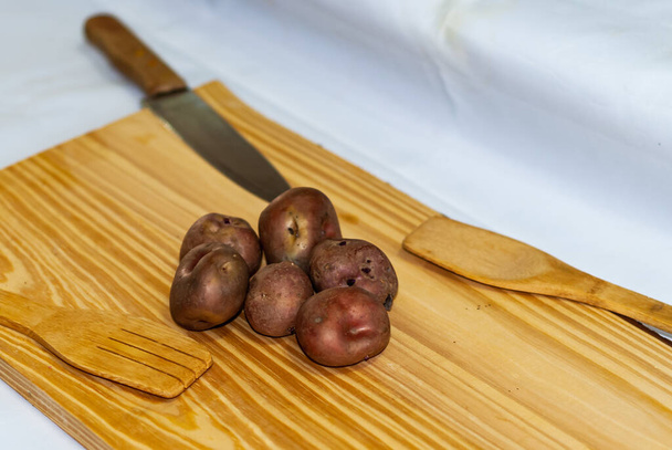 региональный картофель из Анд на рынке в Перу, Боливии, Аргентине, Южной Америке на деревянном столе. Селективный фокус
 - Фото, изображение