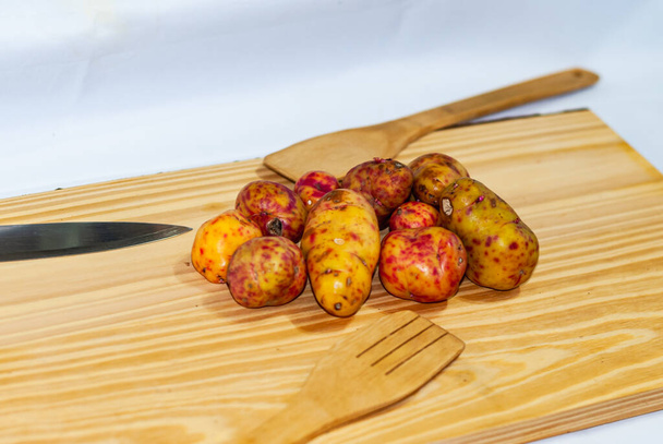 regionalne ziemniaki z Andów na targu w Peru, Boliwii, Argentynie, Ameryce Południowej na drewnianym stole. Skupienie selektywne - Zdjęcie, obraz