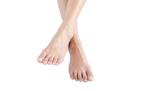 Mooie vrouwelijke benen en voeten op een witte achtergrond.Concept schoonheid en hydratatie van de huid. - Foto, afbeelding