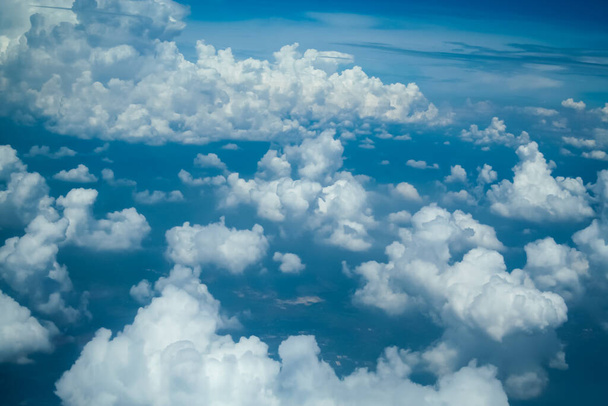 Cumulus witte wolken zweven boven het land - Foto, afbeelding