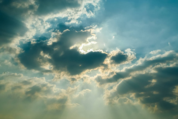 Straal van lichte wolken in de ochtendlucht - Foto, afbeelding