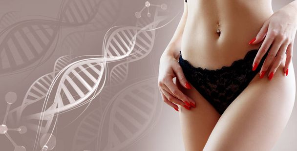 Жінка з ідеальним животом біля стебел ДНК. Популярна концепція. - Фото, зображення