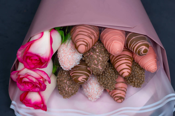 їстівний букет, полуниця в глазурі, полуниця, квіти
 - Фото, зображення