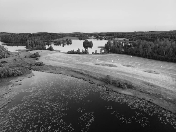 フィンランド中央部の湖や畑の上に夏の夕日。夏は夜がとても軽い。. - 写真・画像