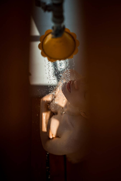 jovem mulher bonita em uma aldeia em um chuveiro de verão. conceito de estilo rústico, passar tempo ao ar livre. Chuveiro exterior
. - Foto, Imagem