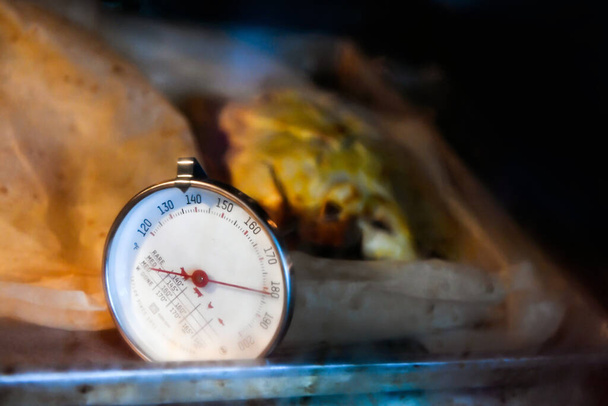 Thermomètre pour aliments, Thermomètre à cadran dans l'eau de chauffage - Photo, image