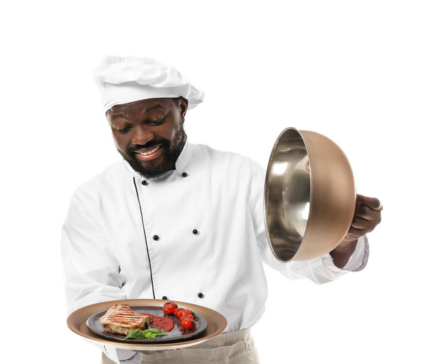 Αρσενικό Αφρο-Αμερικανός σεφ με νόστιμο πιάτο σε λευκό φόντο - Φωτογραφία, εικόνα