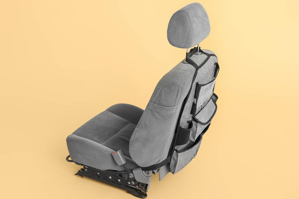 Reizen organisator op autostoel tegen kleur achtergrond - Foto, afbeelding