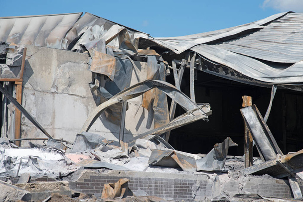 Разрушение сгоревшего здания
 - Фото, изображение
