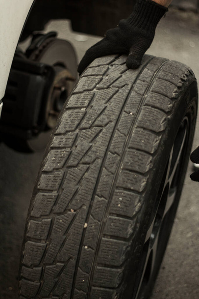 mudanças mecânicas pneu do carro e reparos
 - Foto, Imagem