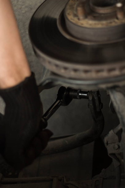 mudanças mecânicas pneu do carro e reparos
 - Foto, Imagem