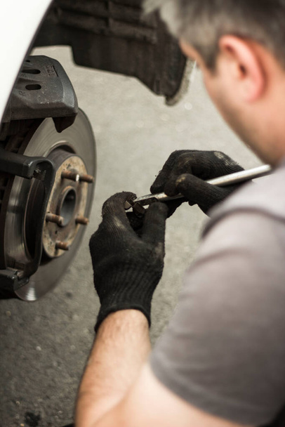 mechanik mění pneumatiky a opravy - Fotografie, Obrázek