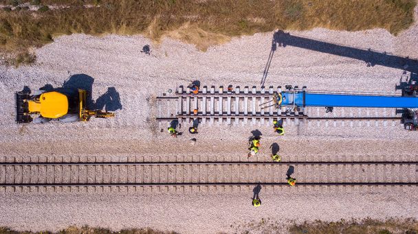 Demiryolu bakım işlemini takip ediyor. Demiryolu onarılıyor.  - Fotoğraf, Görsel