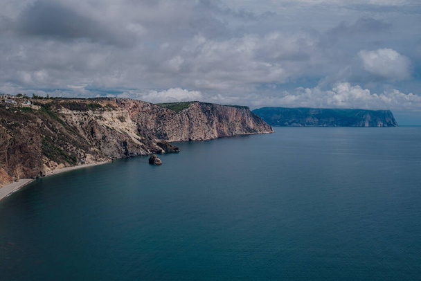 Bella vista dalla scogliera sul mare azzurro. Costa incredibile con scogliere indipendenti nel mare. Capo Fiolent, Crimea. - Foto, immagini