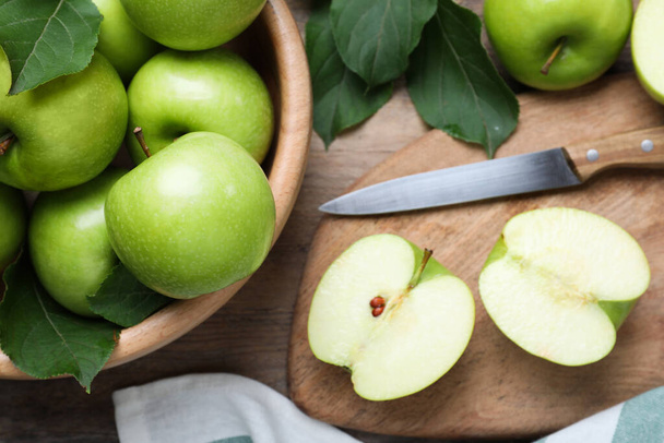 Επίπεδη σύνθεση με ζουμερά πράσινα μήλα σε ξύλινο τραπέζι - Φωτογραφία, εικόνα