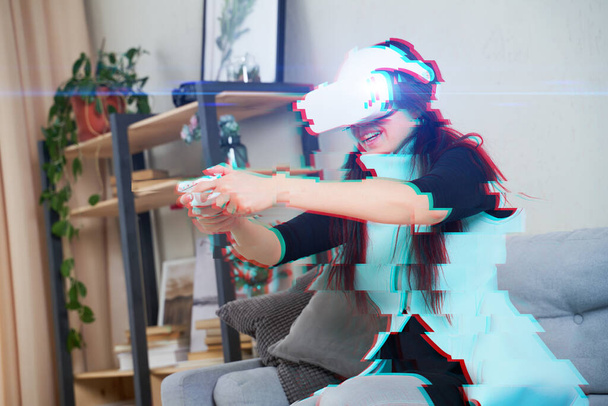 Mulher com fone de ouvido realidade virtual está jogando jogo. Imagem com efeito de falha
. - Foto, Imagem