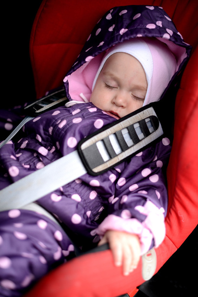 Baby im Autositz - Foto, Bild
