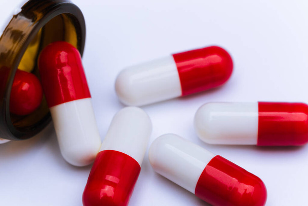 Pílulas de cápsulas em fundo branco, close-up de uma droga que pode dar vício. Comprimidos de seguros administrados mediante receita médica
. - Foto, Imagem